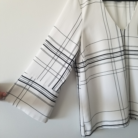 H&M black & white v-neck split sleeve blouse - Picture 8 of 10
